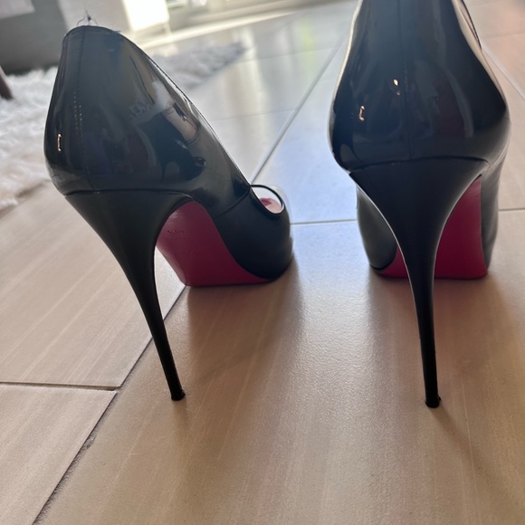 Christian Louboutin's iconic red sole. Head turning Black heels - Picture 7 of 11